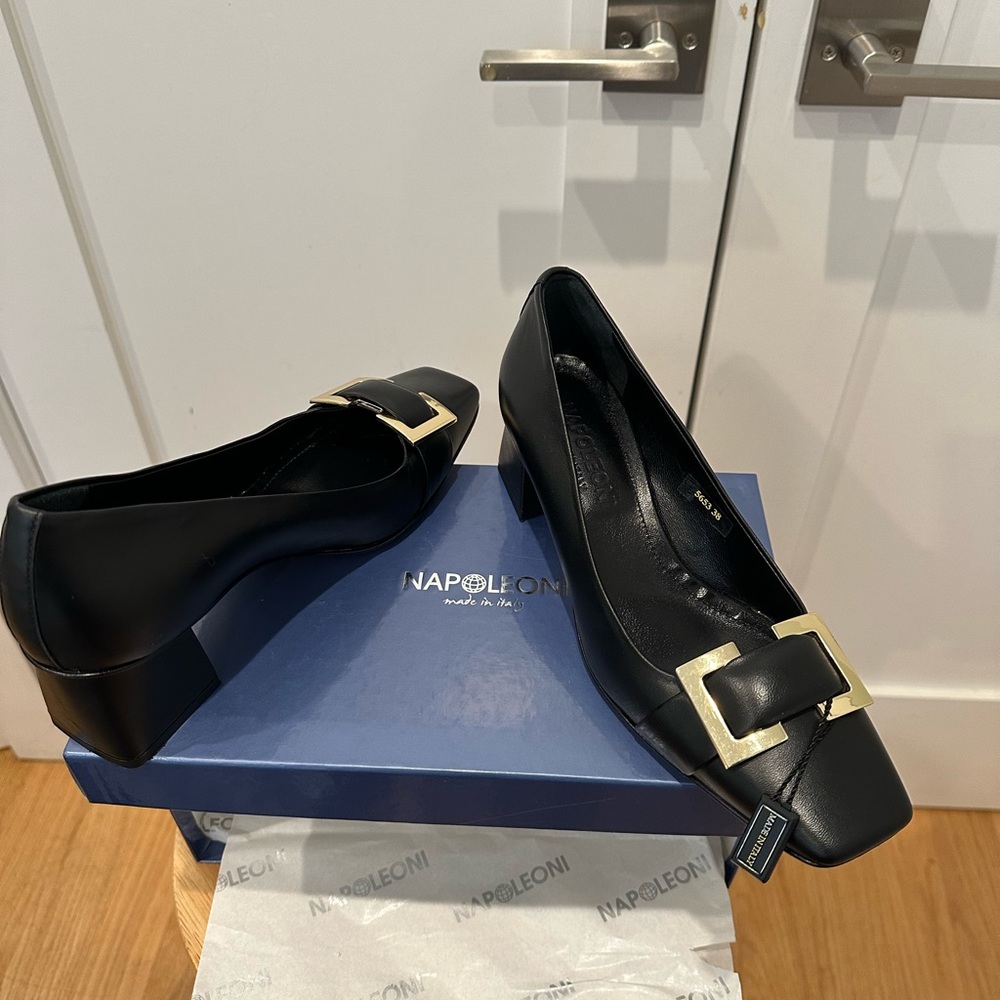 Napoleoni womens black leather pumps with gold buckle, size 8 US new in the box.